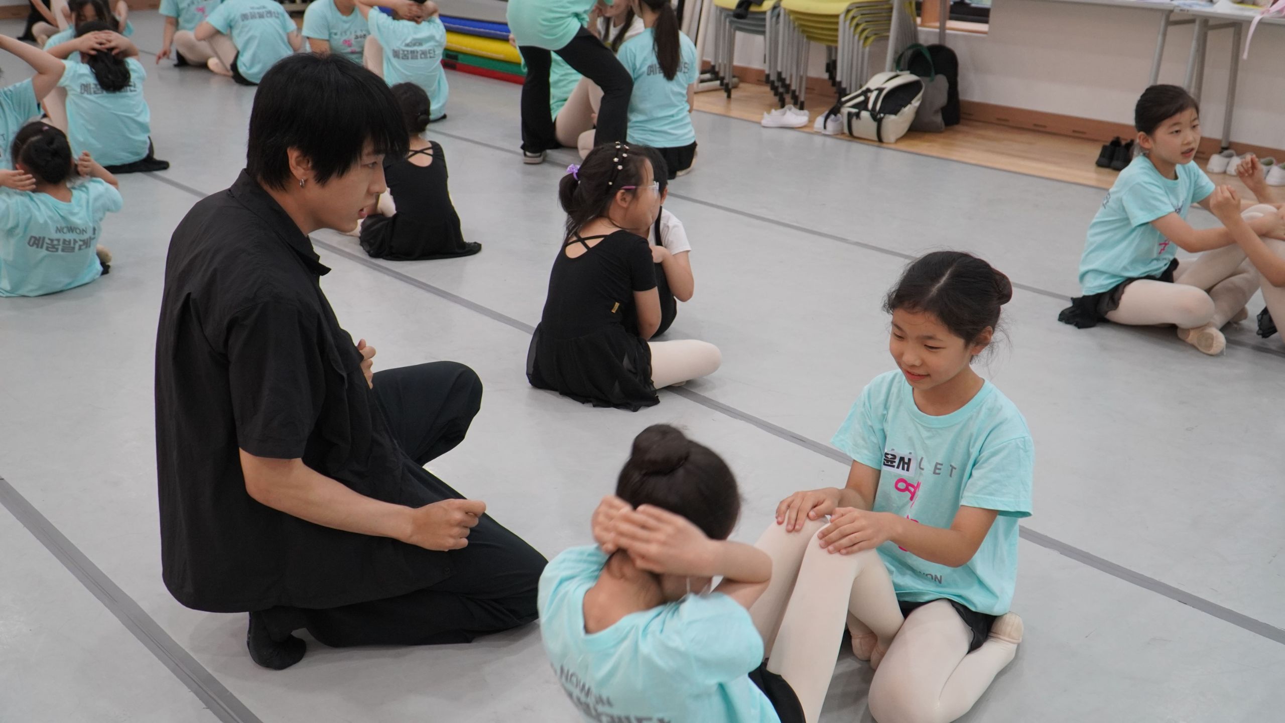 붙임2 발레리노 정민찬과 예꿈발레단 학생들 (1).jpg