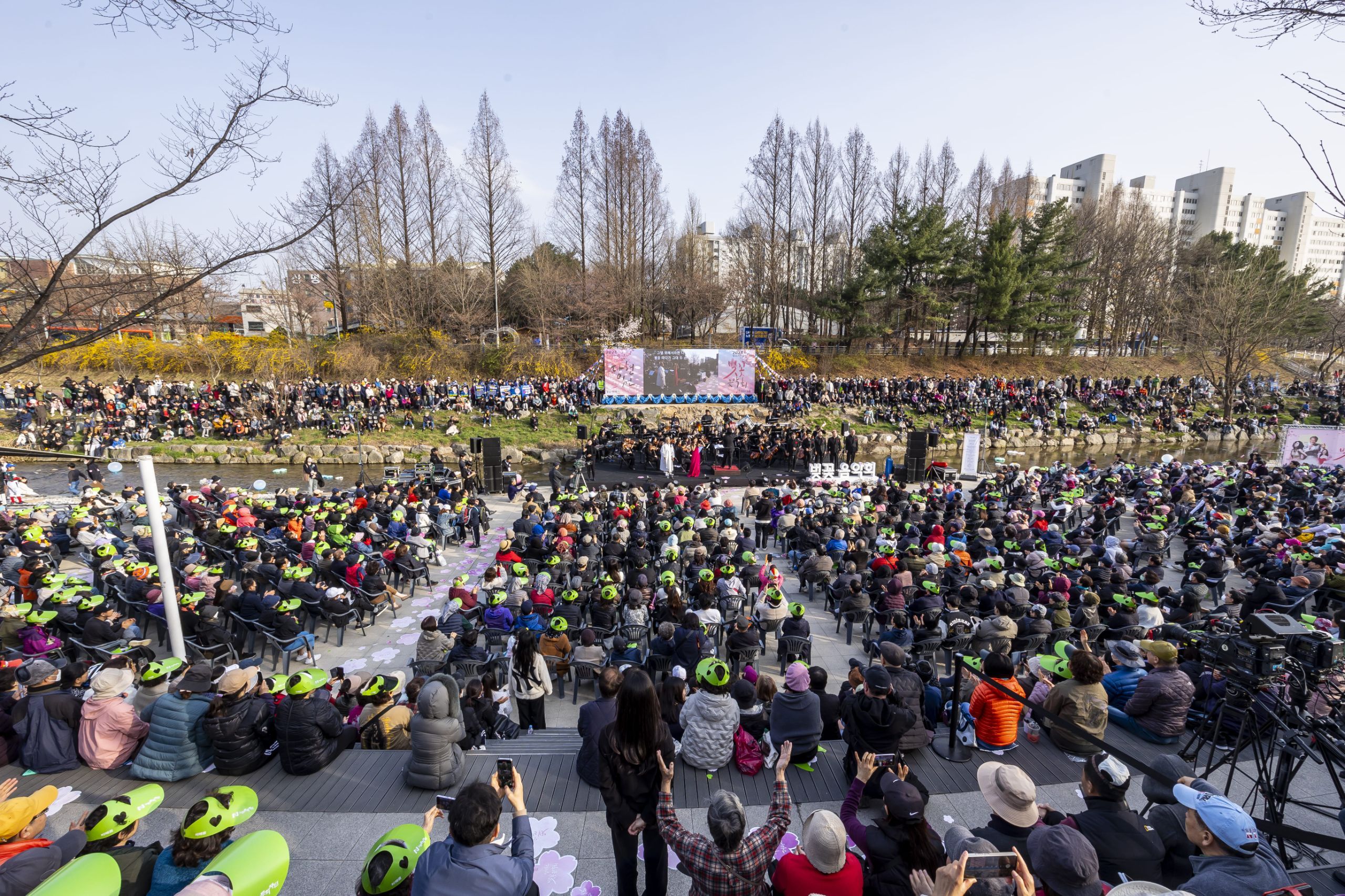 보도사진1]2024년 당현천 벚꽃음악회 전경.jpg